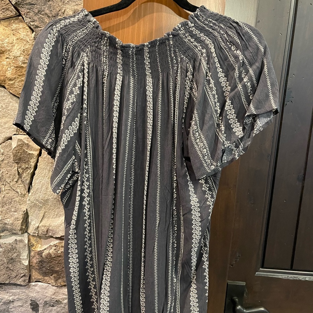 Flowy light weight top.